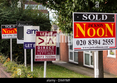 Verschiedene Makler-Boards angezeigt außerhalb der Wohnungen, Epsom, Surrey, UK Stockfoto