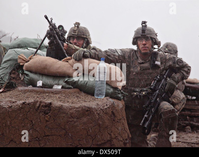 US Armeesoldaten der 101. US-Luftlandedivision nehmen Sie Abdeckung bei einem Feuergefecht 29. März 2011 in das Tal des Barawala Kalet, Kunar Provinz Afghanistans. Stockfoto