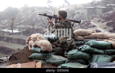 Afghan National Army Soldaten Renditen Feuer mit einer Rakete angetrieben Granate in ein Feuergefecht mit Taliban 29. März 2011 in das Tal des Barawala Kalet, Kunar Provinz Afghanistans. Stockfoto