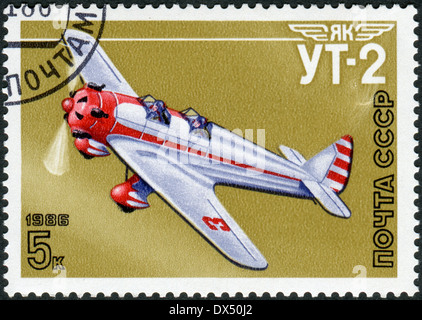 UdSSR - CIRCA 1986: Briefmarke gedruckt in der UdSSR, zeigt training Flugzeug Jakowlew UT-2, ca. 1986 Stockfoto