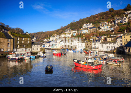 Hafen von Polperro in Cornwall bei Flut erfasst Stockfoto