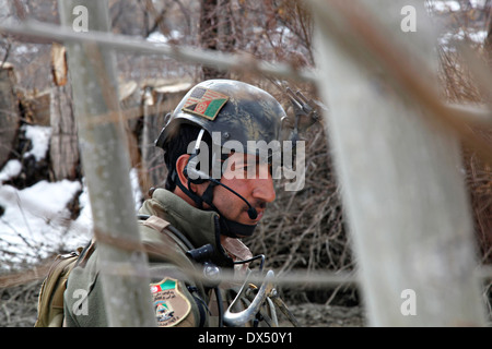 Ein afghanischer Polizist mit Task Unit Wardak während einer Operation bewaffnete Aufklärung 6. März 2014 in Zabodaq Dorf, Provinz Wardak, Afghanistan. Stockfoto