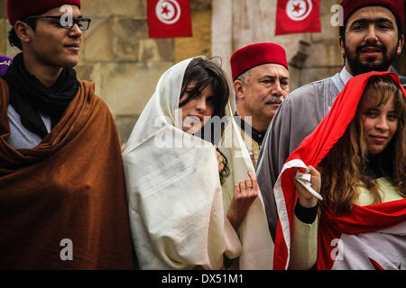 Tunis, Tunesien. 16. März 2014. Tunesische Frauen und Männer tragen traditionelle tragen, Frauen tragen Schleier, genannt "Sefseri" und Männer tragen Burnus namens '' Barnous'' März während der traditionellen Verschleiß Tag in Tunis, Tunesien, 16. März 2014. Die Veranstaltung wurde nach einem Anruf auf tunesische die social-Networking-Seiten. Bildnachweis: Mohamed Krit/NurPhoto/ZUMAPRESS.com/Alamy Live-Nachrichten Stockfoto