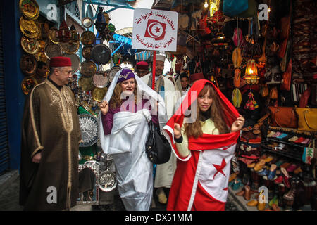 Tunis, Tunesien. 16. März 2014. Frau März von alte Stadt von Tunesien nach Habib Bourguiba st. und '' Safsari'' zu tragen. Tunesische Frauen und Männer tragen traditionelle tragen, Frauen tragen Schleier, genannt "Sefseri" und Männer tragen Burnus namens '' Barnous'' März während der traditionellen Verschleiß Tag in Tunis, Tunesien, 16. März 2014. Die Veranstaltung wurde nach einem Anruf auf tunesische die social-Networking-Seiten. Bildnachweis: Mohamed Krit/NurPhoto/ZUMAPRESS.com/Alamy Live-Nachrichten Stockfoto