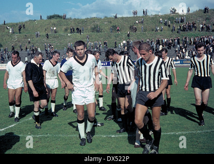 Fußball, Regionalliga West, 1963/1964, Stadion bin Uhlenkrug, ETB Schwarz Weiss Essen vs. VfB Bottrop 0:1, Ende des Spiels, verlassend verbindet Schiedsrichter Haendelkes, voraus Horst Kracht (ETB) und Manfred Kaufmann (VfB), rechts Heinz Ochmann (VFB) Stockfoto