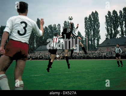 Fußball, Regionalliga West, 1963/1964, Jahn-Stadion, VfB Bottrop vs. Sportfreunde Siegen 0:0, gefistet Freigabe durch Keeper Horst Zimmer (Siegen) Stockfoto