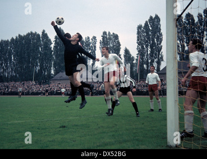 Fußball, Regionalliga West, 1963/1964, Jahn-Stadion, VfB Bottrop vs. Sportfreunde Siegen 0:0, gefistet Freigabe durch Keeper Horst Zimmer (Siegen) Stockfoto