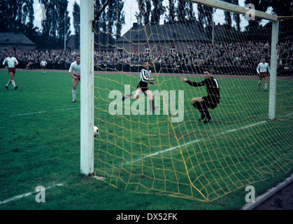 Fußball, Regionalliga West, 1963/1964, Jahn-Stadion, VfB Bottrop vs. Sportfreunde Siegen 0:0, fehlende scoring Chance, rechts Keeper Horst Zimmer (Siegen) Stockfoto