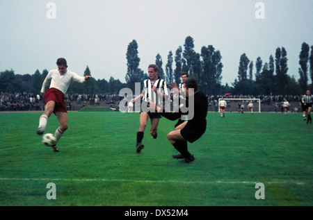 Fußball, Regionalliga West, 1963/1964, Jahn-Stadion, VfB Bottrop vs. Sportfreunde Siegen 0:0, scoring-Chance von Siegen, in der Verteidigung Manfred Kaufmann (VfB) und Torhüter Fred-Werner Bockholt (VfB) Stockfoto