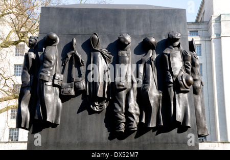 London, England, Vereinigtes Königreich. Frauen im zweiten Weltkrieg-Denkmal (John Mills; 2005) in Whitehall Stockfoto