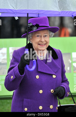 Königin Elizabeth II. eröffnet die neu entwickelten Jubilee Gardens auf der South Bank in London, vor dem Besuch des British Film Institute London, England - 25.10.12 wo: London, Vereinigtes Königreich bei: 25. Oktober 2012 Stockfoto