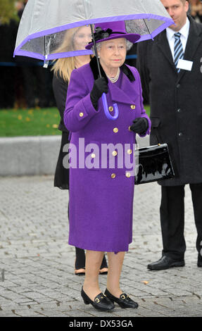 Königin Elizabeth II. eröffnet die neu entwickelten Jubilee Gardens auf der South Bank in London, vor dem Besuch des British Film Institute London, England - 25.10.12 wo: London, Vereinigtes Königreich bei: 25. Oktober 2012 Stockfoto