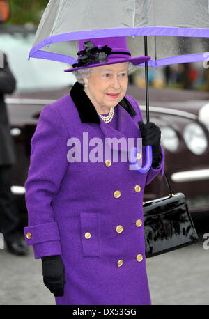 Königin Elizabeth II. eröffnet die neu entwickelten Jubilee Gardens auf der South Bank in London, vor dem Besuch des British Film Institute London, England - 25.10.12 wo: London, Vereinigtes Königreich bei: 25. Oktober 2012 Stockfoto