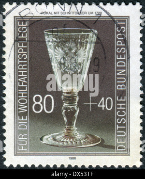 Deutschland - CIRCA 1986: Briefmarke gedruckt in Deutschland, zeigt gravierte Becher, c. 1720, ca. 1986 Stockfoto