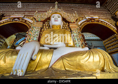 Sitzende Buddha-Statue, Mohnyin Thanboddhay oder Thanbuddhei Pagode oder Paya, Monywa, Sagaing Division, Myanmar Stockfoto