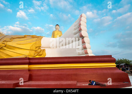 Stehende Buddha hinter den ruhenden Buddha Statuen, Mann liegen vor den reclinging Buddha, legen Kyun Sakkya Stockfoto