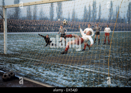 Fußball, Regionalliga West, 1963/1964, Jahn-Stadion, VfB Bottrop gegen Rot Weiss Essen 1:1, Fallrückzieher von Werner Kik (RWE) auf der Linie links Keeper Bernd Brodbek (RWE) Stockfoto