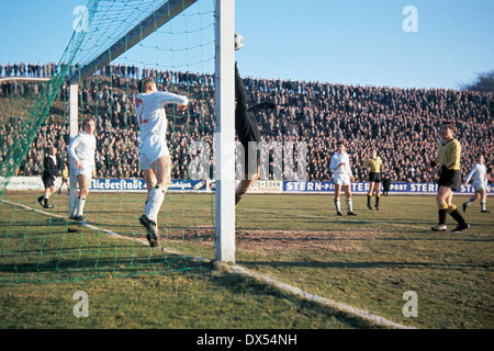 Fußball, Regionalliga West, 1963/1964, Stadion bin Uhlenkrug, ETB Schwarz Weiss Essen gegen Alemannia Aachen 1:9, Prügel Sieg für Aachen, Aachen Partituren ein Tor, rechts Josef Martinelli (Aachen), Keeper Horst Breuers (ETB) geschlagen Stockfoto