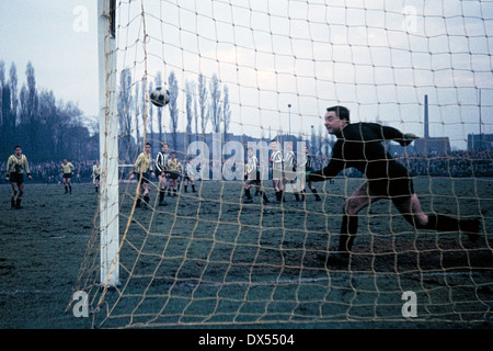 Fußball, Regionalliga West, 1963/1964, Jahn-Stadion, VfB Bottrop vs. Alemannia Aachen 2:1, Szene des Spiels, Aachen-Freistoß, breit, schießen Torwart Fred-Werner Bockholt (VfB) Stockfoto