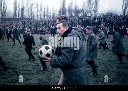 Fußball, Regionalliga West, 1963/1964, Jahn-Stadion, VfB Bottrop vs. Alemannia Aachen 2:1, Ende des Spiels, Fans laufen auf dem Boden, Vergnügen mit Trainer Werner Stahl (VfB) Stockfoto