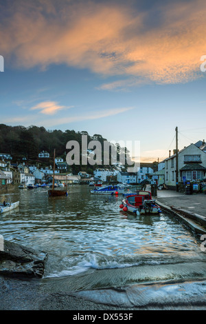 Hafen von Polperro in Cornwall erfasst bei Sonnenaufgang Stockfoto