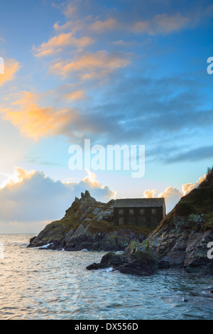 Die Net Loft an der Mündung des Polperro Hafen in Cornwall erfasst bei Sonnenaufgang Stockfoto