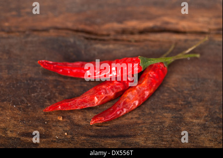 trockene rote Chilischoten über alten Holztisch Stockfoto