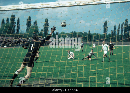 Fußball, Regionalliga West, 1963/1964, Jahn-Stadion, VfB Bottrop gegen SpVgg Herten 2:1, Keeper Hermann Schoenbeck (Herten) spart ein Schuss von Klaus Beckfeld (VfB) 3.f.r. Stockfoto