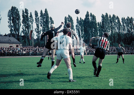 Fußball, Regionalliga West, 1963/1964, Jahn-Stadion, VfB Bottrop gegen SpVgg Herten 2:1, gelocht Clearance von Keeper Hermann Schoenbeck (Herten) Stockfoto