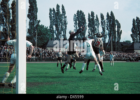 Fußball, Regionalliga West, 1963/1964, Jahn-Stadion, VfB Bottrop gegen SpVgg Herten 2:1, gelocht Clearance von Keeper Hermann Schoenbeck (Herten) Stockfoto