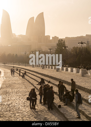 Baku Boulevard bei Sonnenuntergang. Der Boulevard wurde 1909 gegründet und ist heute eine beliebte Touristenattraktion. Stockfoto