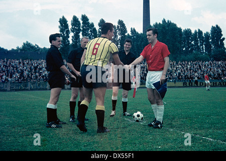 Fußball, Regionalliga West 1964/1965, Stadion bin insgesamt, Eintracht Gelsenkirchen vs. Alemannia Aachen 2:0, Empfang von den Mannschaftsführern, Links Christian Breuer (Aachen), rechts Willi Klein (Gelsenkirchen), hinter Kloesters Schiedsrichter und Assistenten Stockfoto