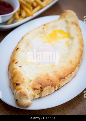 Georgische Küche: Brot mit Käse und Ei Adjaruli Khachapuri genannt. Stockfoto
