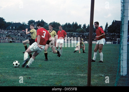 Fußball, Regionalliga West 1964/1965, Stadion bin insgesamt, Eintracht Gelsenkirchen vs. Alemannia Aachen 2:0, Szene des Spiels auf das Tor von Gelsenkirchen mit u.a. Herbert Gronen (Aachen) 3.f.l. Stockfoto