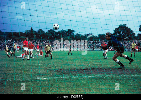 Fußball, Regionalliga West 1964/1965, Stadion bin insgesamt, Eintracht Gelsenkirchen vs. Alemannia Aachen 2:0, Szene des Spiels, Keeper Bernd Becker auf der Suche nach dem Ball Stockfoto