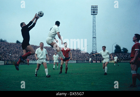 Fußball, Regionalliga West 1964/1965, Stadion eine der Hafenstrasse, Rot Weiss Essen gegen Preussen Münster 1:1, Keeper Hermann Ross (RWE) fangen den Ball 5.f.l. Klaus Fetting (RWE) Stockfoto