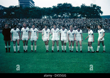 Fußball, Regionalliga West 1964/1965, August Thyssen Stadion, Sportfreunde Hamborn 07 gegen STV Horst-Emscher 4:0, Team schoss Horst-Emscher mit Keeper Bernd Petrasch (1.f.l.), Norbert Kurtenbach, Hans-Uwe Goebel, Werner Jestremski, Guenter Lieberum, er Stockfoto