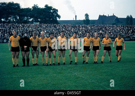 Fußball, Regionalliga West 1964/1965, August Thyssen Stadion, Sportfreunde Hamborn 07 gegen STV Horst-Emscher 4:0, Team schoss Horst-Emscher mit Keeper Friedhelm Prill (2.v.l.), Karl-Heinz Wirth (6.f.l.), Heinz Pliska (3.f.l.), Erich Schiller (8.f.l.) Stockfoto