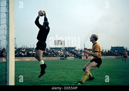 Fußball, Regionalliga West 1964/1965, August Thyssen Stadion, Sportfreunde Hamborn 07 gegen STV Horst-Emscher 4:0, Torhüter Bernd Petrasch (STV) fangen den Ball vor Horst Heese (07) Stockfoto