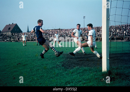 Fußball, Regionalliga West 1964/1965, Fürstenberg Stadion Gelsenkirchen, STV Horst-Emscher gegen TSV Marl-Hüls 1:1, Christoph Walter (Marl-Hüls) linken Partituren für 0:1, rechts Hans Uwe Goebel (STV) Stockfoto