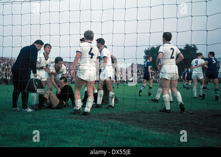 Fußball, Regionalliga West 1964/1965, Fürstenberg Stadion Gelsenkirchen, STV Horst-Emscher gegen TSV Marl-Hüls 1:1, Mannschaftsarzt, Horst Klinkhammer (STV) und Franz Wolny (STV) Pflege für die verletzten Torhüter Bernd Petrasch (STV) Stockfoto