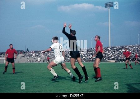 Fußball, Regionalliga West 1964/1965, Stadion bin Uhlenkrug, ETB Schwarz Weiss Essen gegen Bayer 04 Leverkusen 1:1, Szene des Spiels mit Keeper Hans Kuhlmann (Bayer) Stockfoto