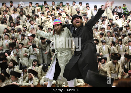 Jerusalem. 17. März 2014. Ultra-orthodoxe jüdische Männer feiern Purim in ihrer Synagoge in Jerusalem am 17. März 2014. Purim, feierte in diesem Jahr vom Sonnenuntergang, 15. März bis Einbruch der Dunkelheit, März 16, und einen Tag später in Jerusalem, ist eine fröhlichen und lustige Ferien auf dem jüdischen Kalender. Es erinnert an eine Zeit, als das jüdische Volk lebt in Persien vor der Vernichtung gerettet wurden. Bildnachweis: Gil Cohen Magen/Xinhua/Alamy Live-Nachrichten Stockfoto