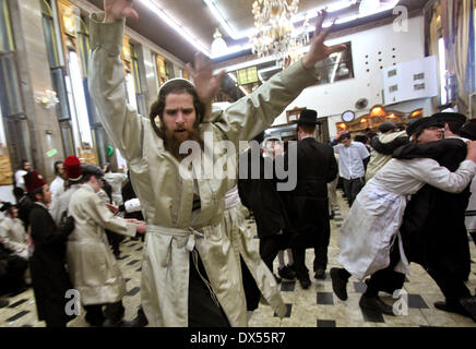 Jerusalem. 17. März 2014. Ultra-orthodoxe jüdische Männer feiern Purim in ihrer Synagoge in Jerusalem am 17. März 2014. Purim, feierte in diesem Jahr vom Sonnenuntergang, 15. März bis Einbruch der Dunkelheit, März 16, und einen Tag später in Jerusalem, ist eine fröhlichen und lustige Ferien auf dem jüdischen Kalender. Es erinnert an eine Zeit, als das jüdische Volk lebt in Persien vor der Vernichtung gerettet wurden. Bildnachweis: Gil Cohen Magen/Xinhua/Alamy Live-Nachrichten Stockfoto