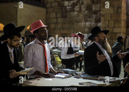 Jerusalem. 17. März 2014. Jüdische Männer beten an der Klagemauer in der Altstadt von Jerusalem während des Purim-Urlaubs am 17. März 2014. Purim, feierte in diesem Jahr vom Sonnenuntergang, 15. März bis Einbruch der Dunkelheit, März 16, und einen Tag später in Jerusalem, ist eine fröhlichen und lustige Ferien auf dem jüdischen Kalender. Es erinnert an eine Zeit, als das jüdische Volk lebt in Persien vor der Vernichtung gerettet wurden. Bildnachweis: Li Rui/Xinhua/Alamy Live-Nachrichten Stockfoto