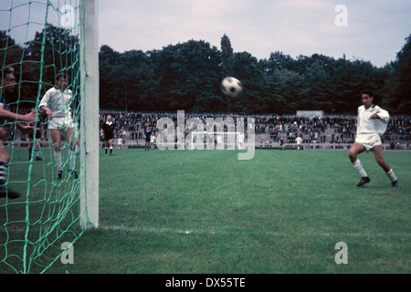 Fußball, Regionalliga West 1964/1965, Jahn-Stadion, TSV Marl-Hüls gegen Borussia Moenchengladbach 0:1, Werner Waddey (MG) direkt Noten Partituren der Golden Gate, 2.v.l. Jupp Heynckes (MG) Stockfoto