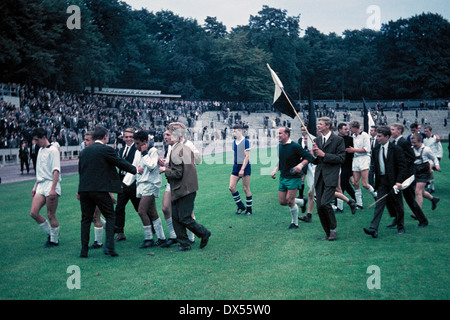 Fußball, Regionalliga West 1964/1965, Jahn-Stadion, TSV Marl-Hüls gegen Borussia Moenchengladbach 0:1, verlassen, junge Gladbacher Fußball-Fans laufen auf dem Feld feiert Werner Waddey (MG) den Siegtreffer bekam, v.l.n.r.: Heinz Lowin (MG), Albert Jansen Stockfoto