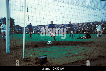 Fußball, Regionalliga West 1964/1965, Fürstenberg Stadion Gelsenkirchen, STV Horst Emscher gegen Borussia Mönchengladbach 01:10, Ziel Fest von Gladbach, Jupp Heynckes (MG) gleich schießt ein Tor, Keeper Bernd Petrasch (STV) 2.f.r. ist chancenlos Stockfoto