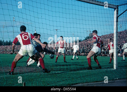 Fußball, Regionalliga West 1964/1965, Boekelberg Stadion, Borussia Mönchengladbach gegen Fortuna Düsseldorf 1:2, Szene des Spiels in der Goalbox, v.l.n.r. Horst Haefner (Fortuna) Nr. 6, Werner Waddey (MG), Jürgen Schult (Fortuna), Torwart Albert Goe Stockfoto