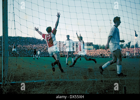 Fußball, Regionalliga West 1964/1965, Boekelberg Stadion, Borussia Mönchengladbach gegen Fortuna Düsseldorf 1:2, Torjubel, Bernhard Steffen (Fortuna) Nr. 7 Scores ein Tor zur 0:2, Hilmar Hoffer (Fortuna) 3.f.l. Freude auch Frustation mit Wa Stockfoto